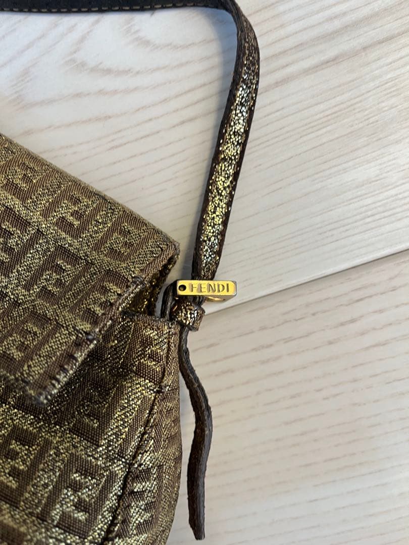 Fendi ロゴ入り ゴールド ハンドバッグ