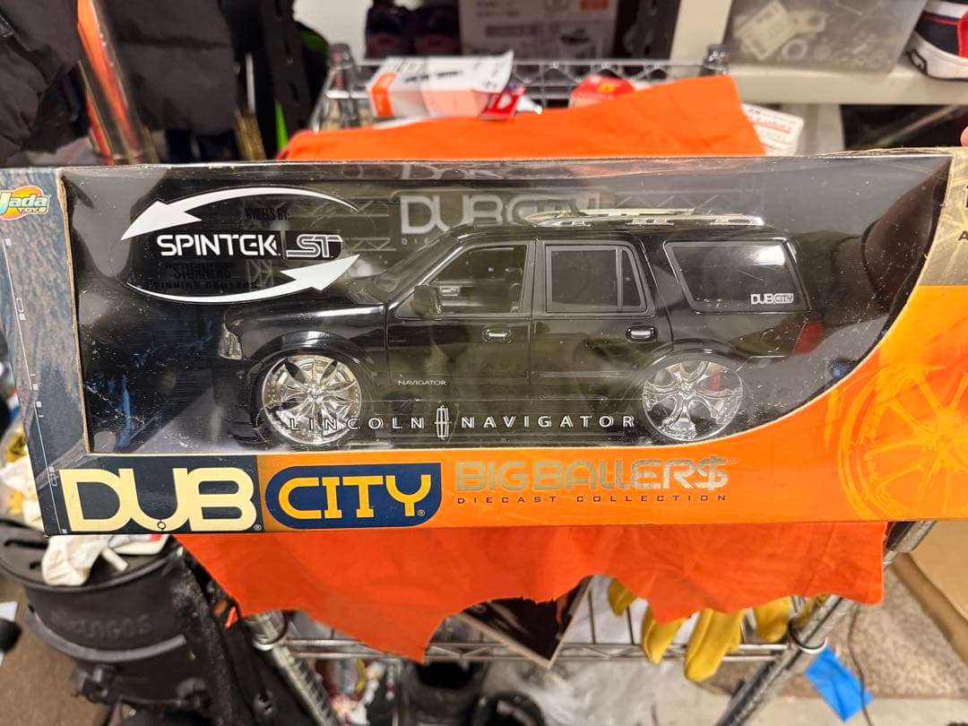 ミニカー DUB Lincoln Navigator Jada Toy Dub City Kustoms 1:24 Scale 2003 Lincoln Navigator Model
