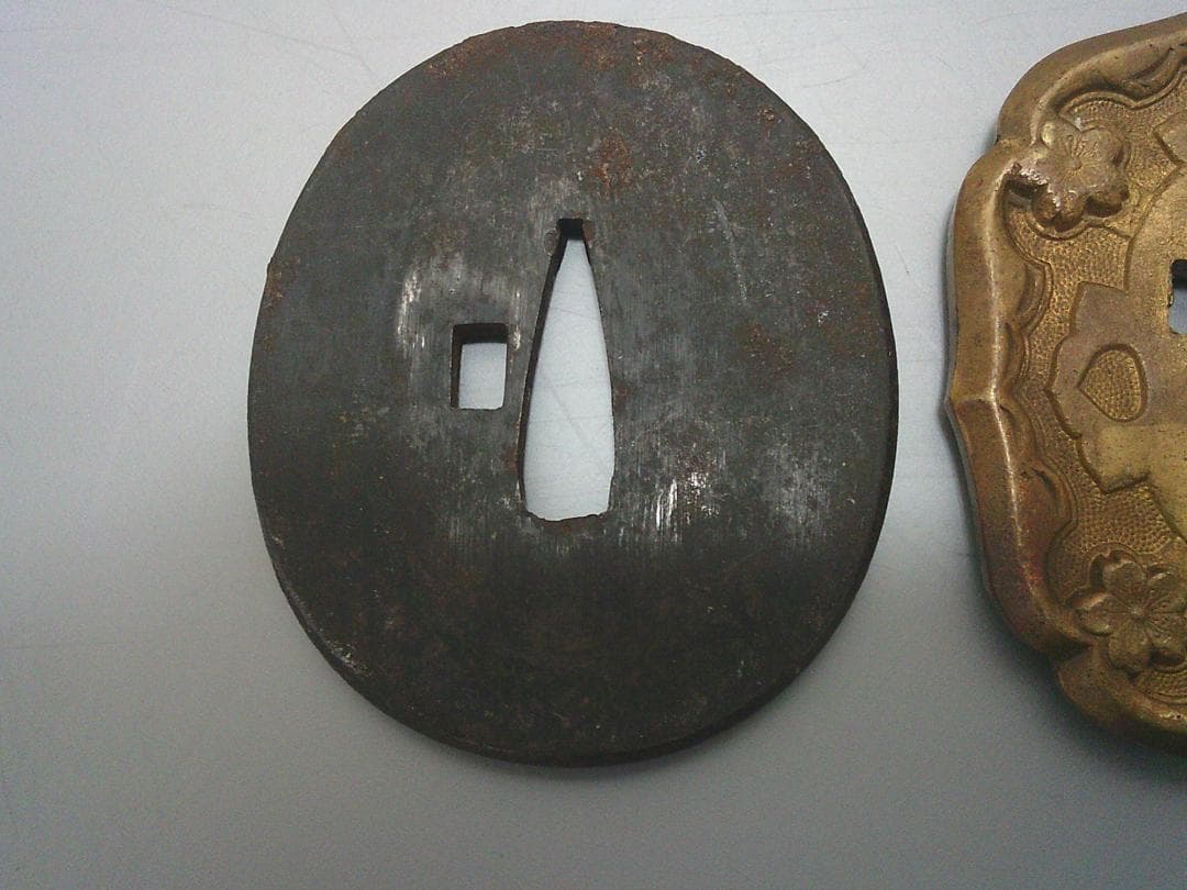 掘出し！【軍刀鐔 鍔 つば　2種類　小道具・N17・ミリタリー】縁頭目貫　刀装具