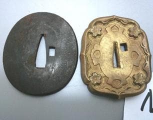 掘出し！【軍刀鐔 鍔 つば　2種類　小道具・N17・ミリタリー】縁頭目貫　刀装具