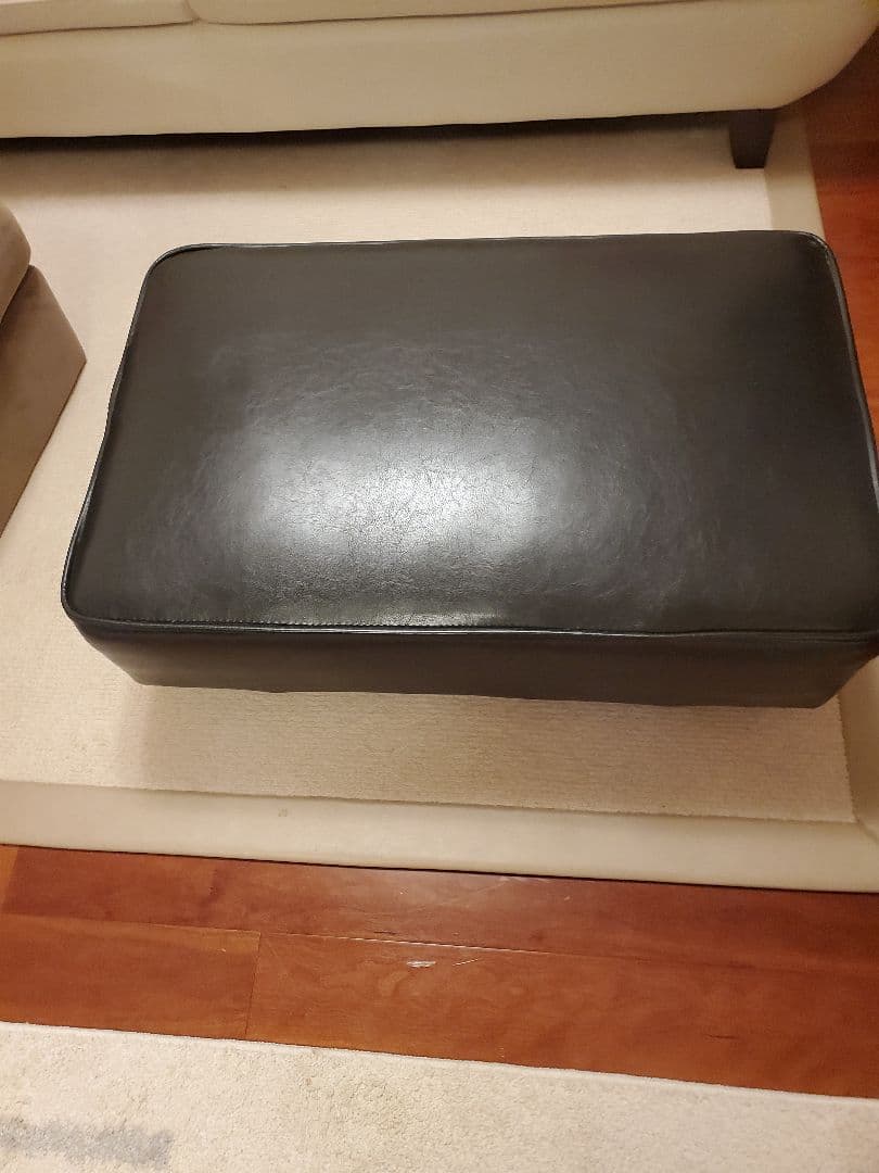 黒い合成皮革オットマン