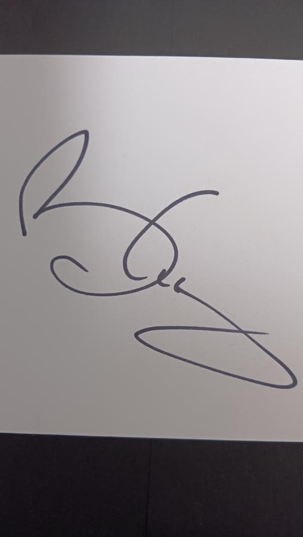 Queen全員の直筆サイン入りコレクターズセット」