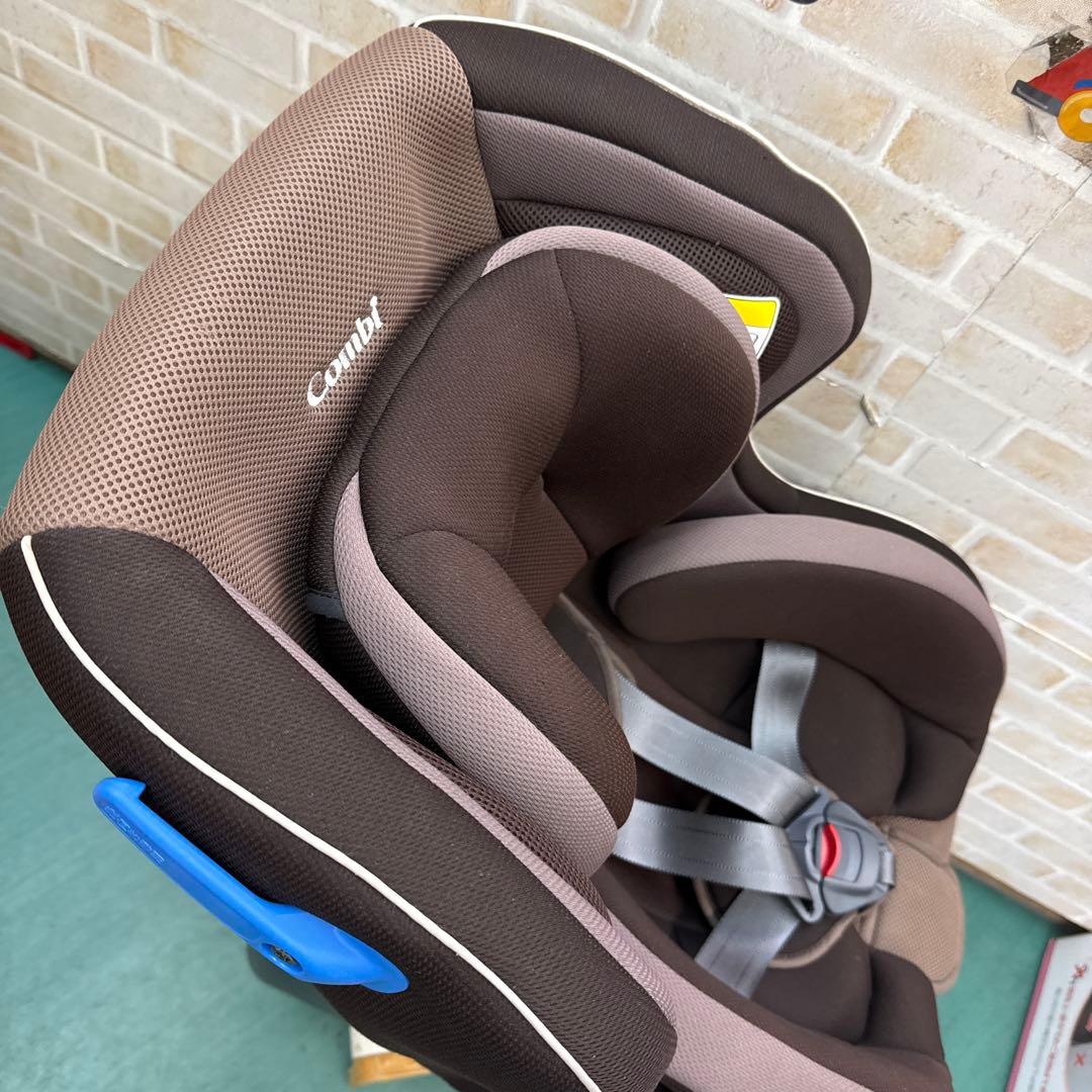 コンビ　ウィゴー　チャイルドシート 新生児から　日本製