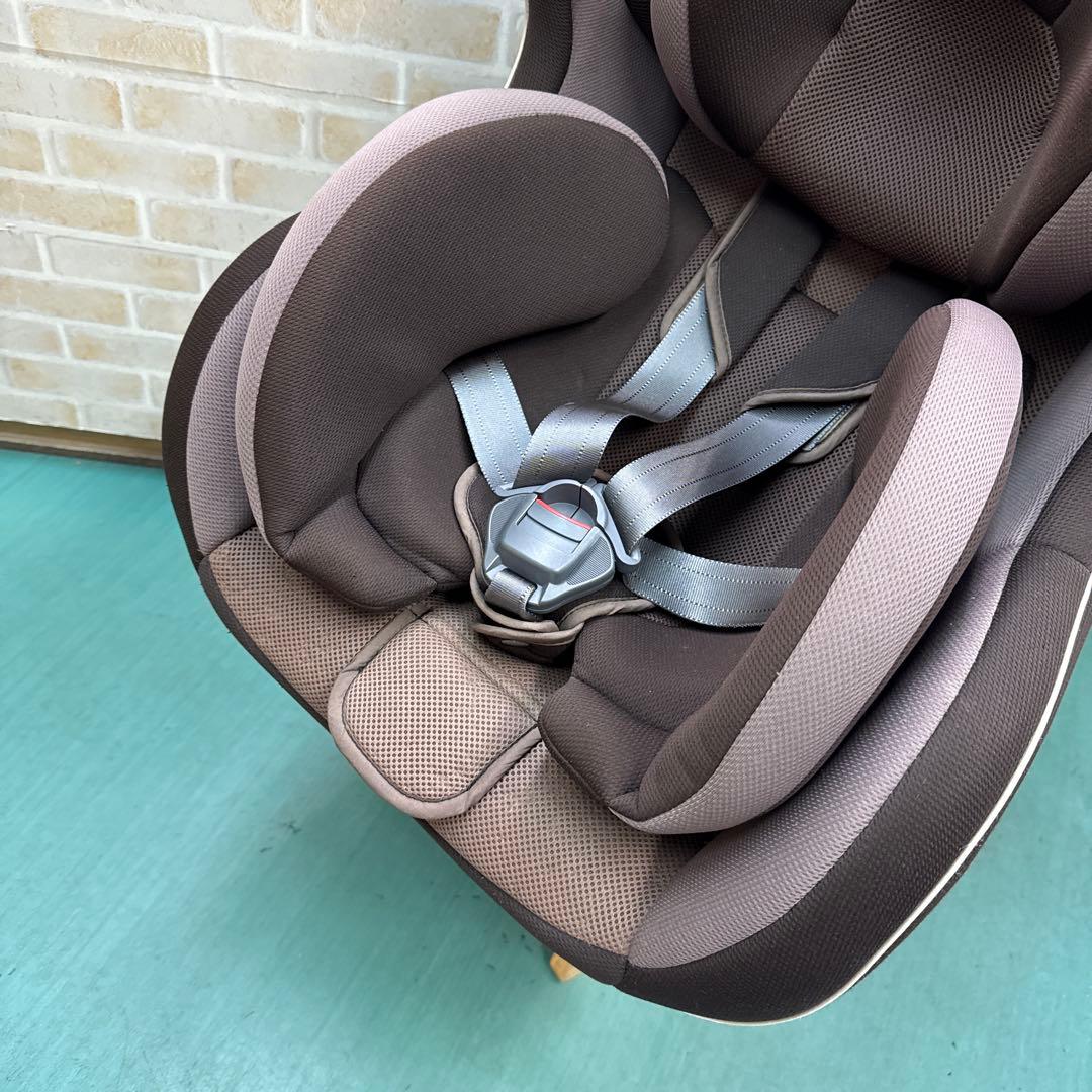 コンビ　ウィゴー　チャイルドシート 新生児から　日本製