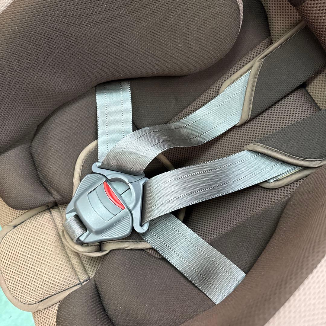 コンビ　ウィゴー　チャイルドシート 新生児から　日本製