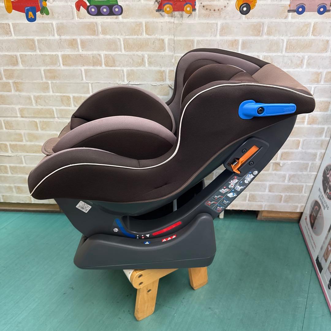コンビ　ウィゴー　チャイルドシート 新生児から　日本製
