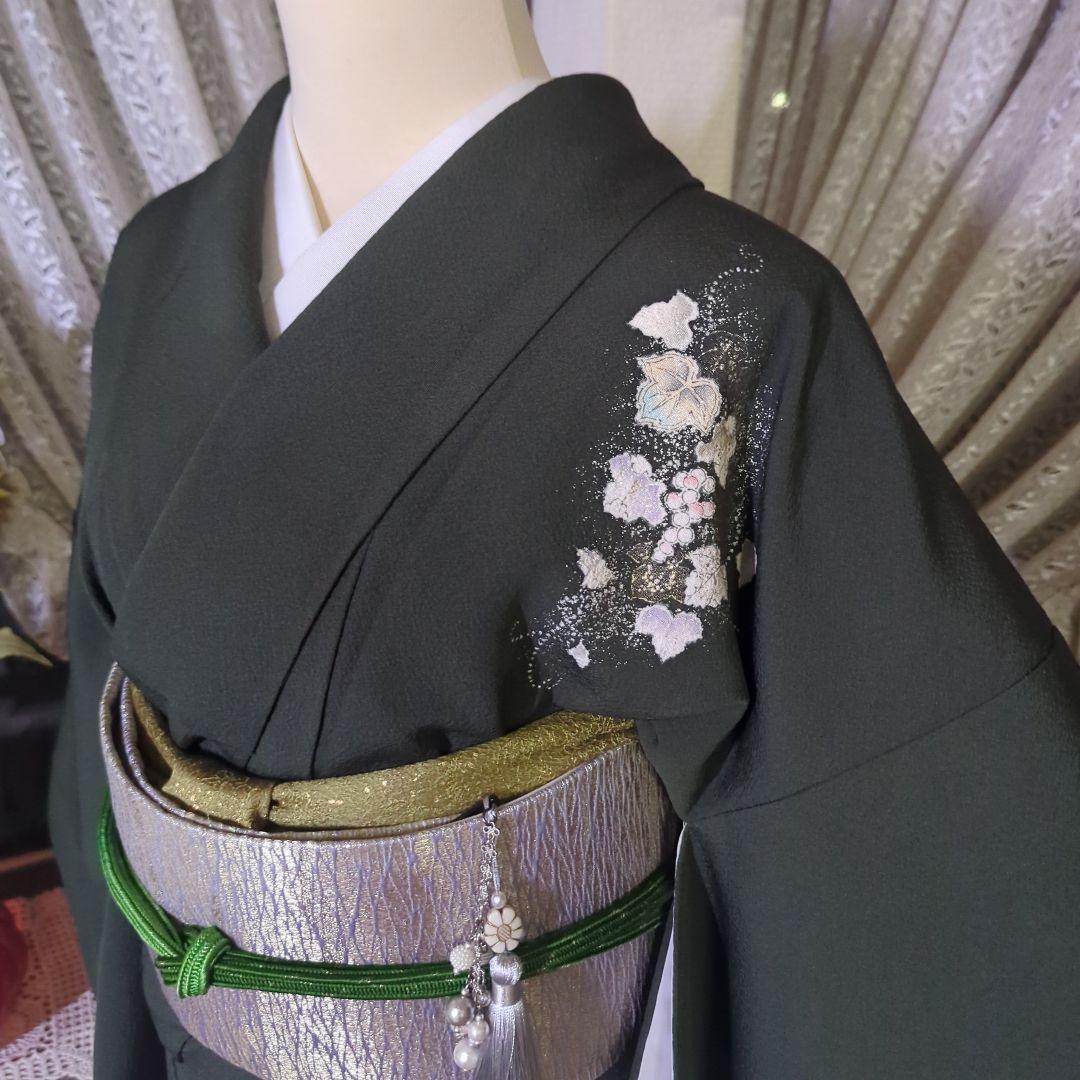 落款が入ります、青丹色の地に煌めく葡萄柄が繊細な