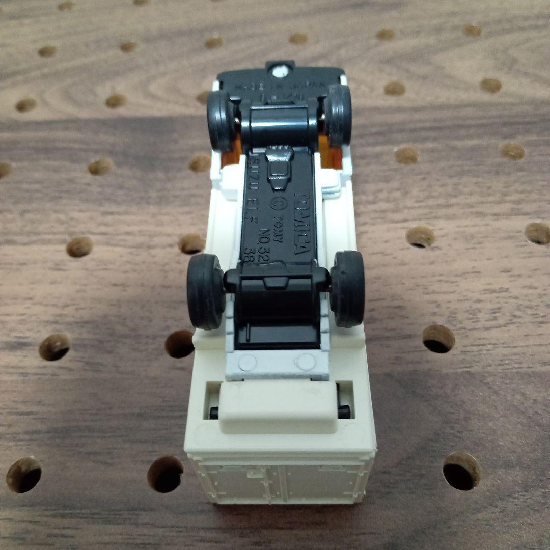 トミカ　いすゞエルフ引っ越しトラック　No.32