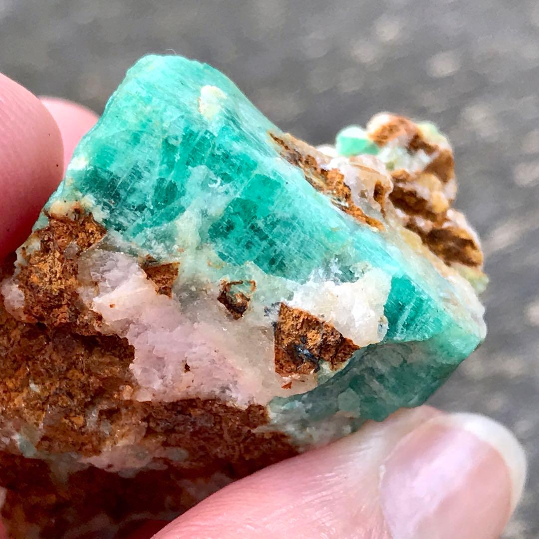 エメラルド 原石 126.7ct 六角 柱 ヘキサゴン パキスタン 天然石 宝石