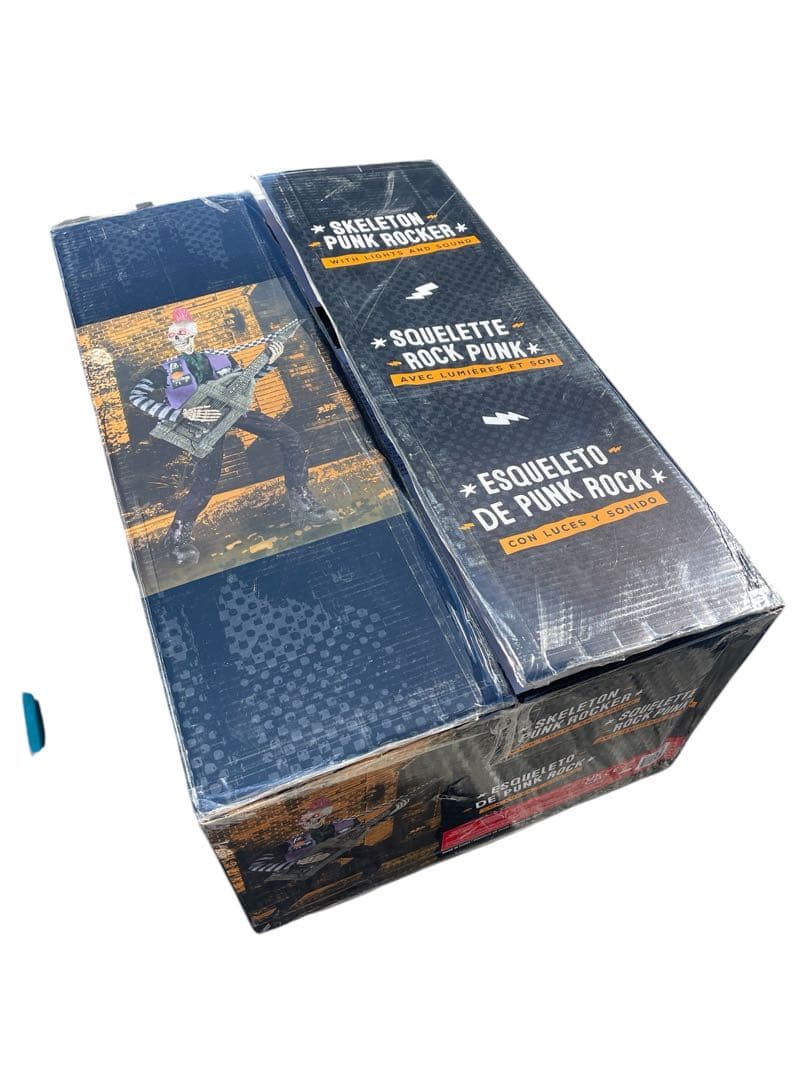 ハロウィン スケルトン パンクロッカー 約185センチコストコ店頭 コストコのギタリスト「Punk Rocker Skeleton」骸骨パンクロッカー