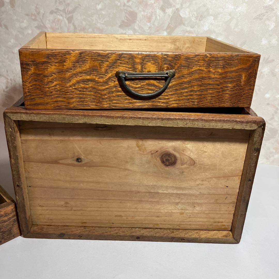 最小サイズの骨董時代物針箱（表面：欅、内側：桐）
