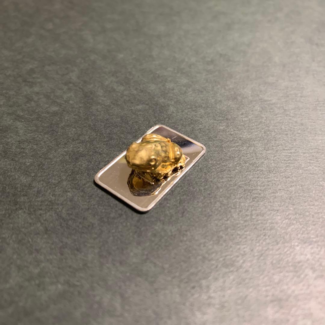 金の蛙 （台座付き） Pt99.95 刻印 使用 9g ① 【工芸品】