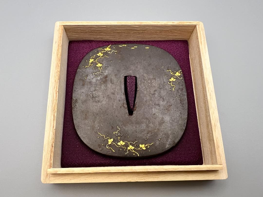 【海】江戸中期　大鉄鍔　唐草図　金銀象嵌　無銘　刀装具　重量約208g　専用箱付