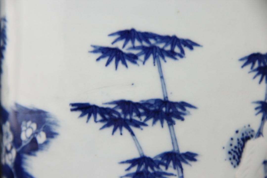 中国景徳鎮製 染付浮彫松竹梅文 水指 黒塗蓋付