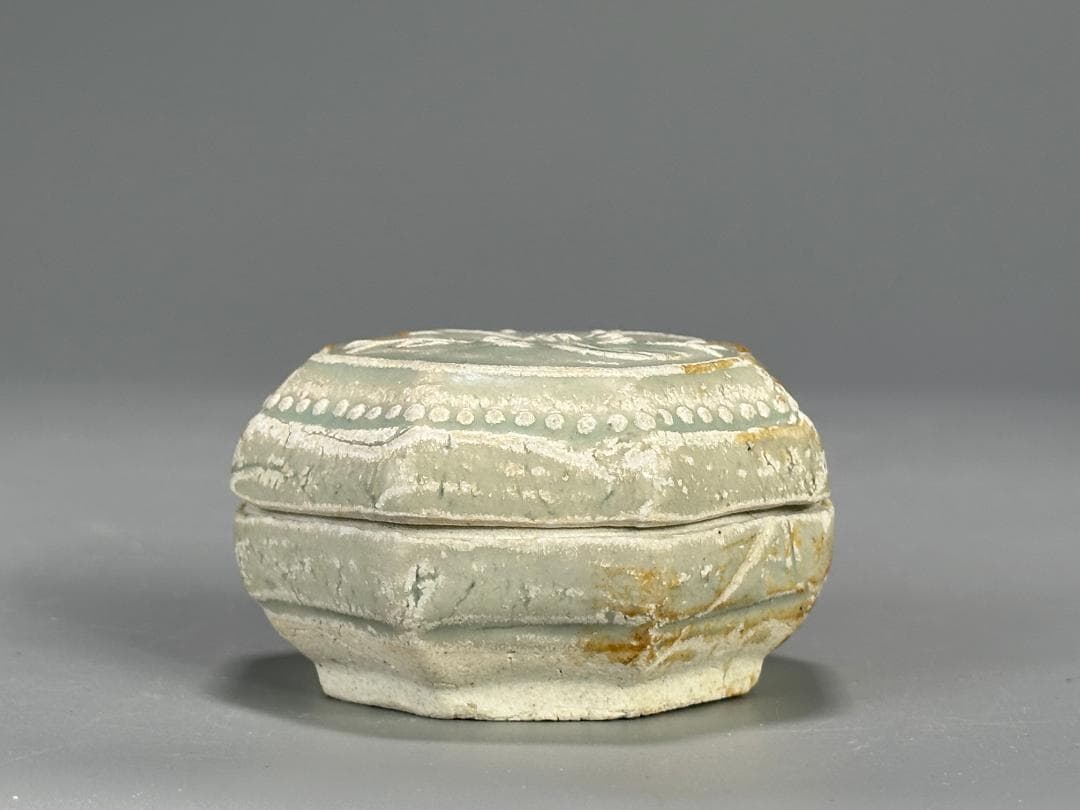 中国美術　宋時代　青白磁　湖田窯　香道具　花卉文香合　古物　時代物　唐物