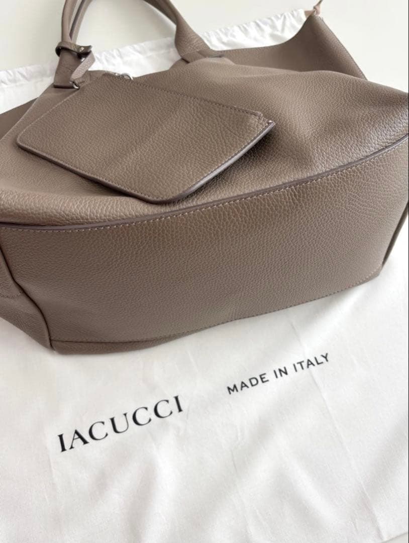 IACUCCI レザーショルダーバッグ ブラウン