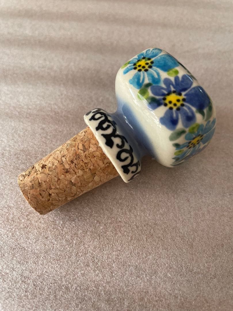 青い花模様の陶器製ボトルストッパー - メルカリ