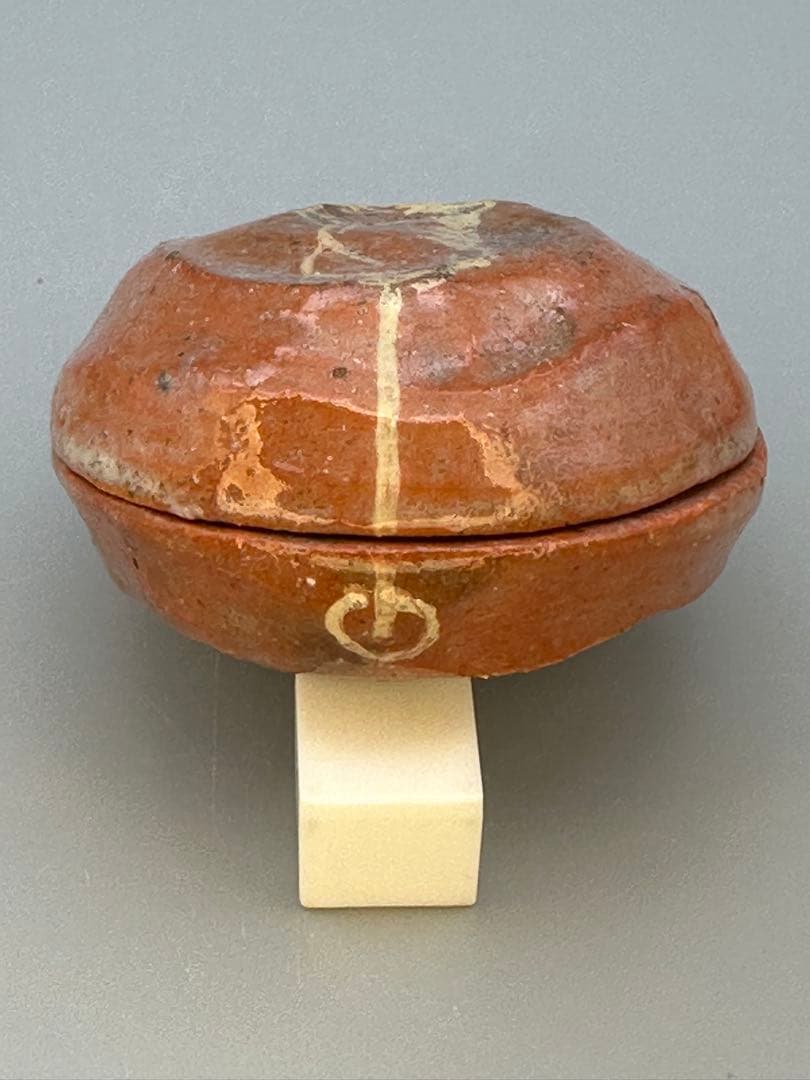 茶道具　香合　神楽文山　馬赤楽