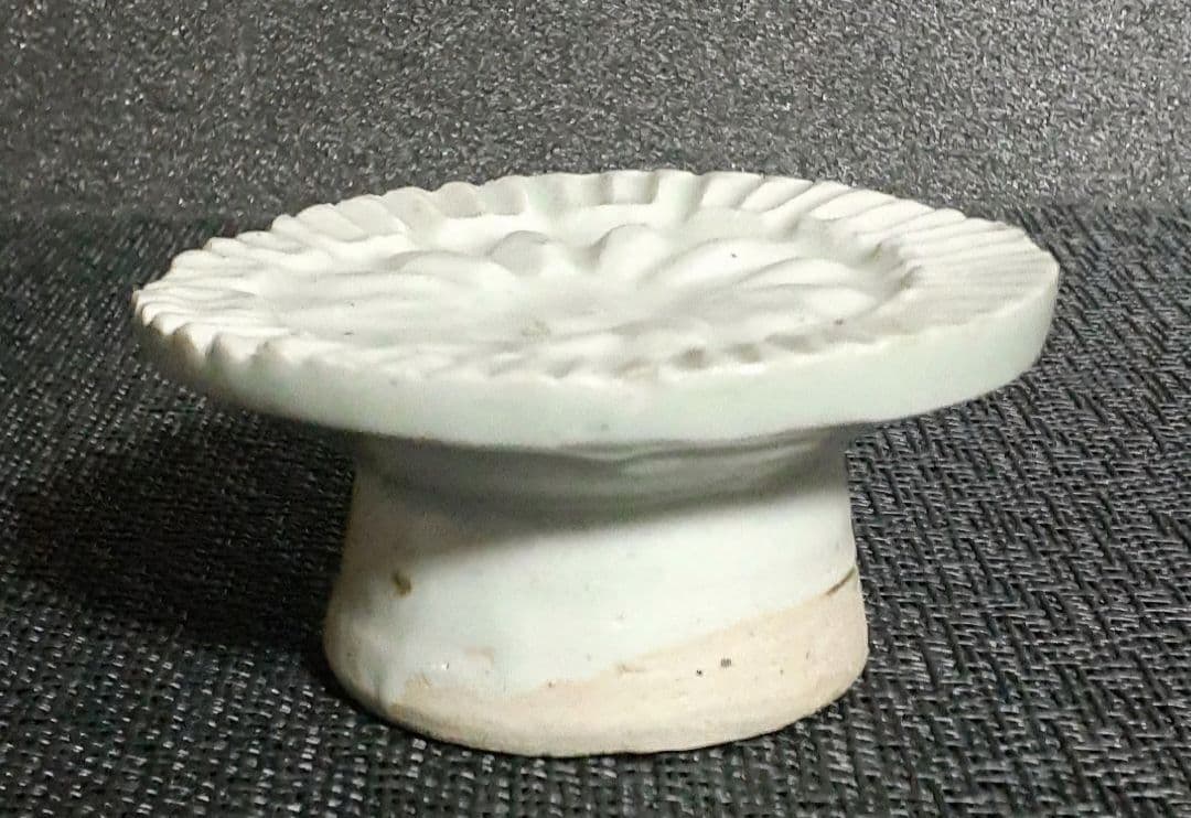 李朝 韓国古美術 韓国古陶磁器 白磁 陽刻浮彫 花文様 高付皿