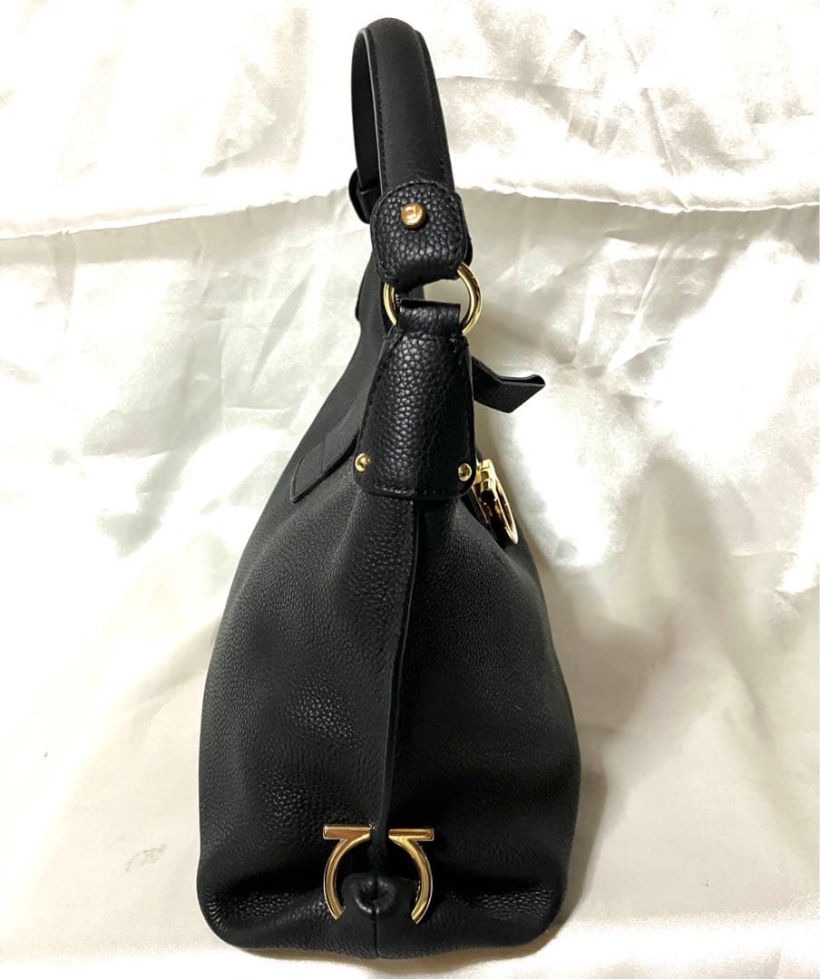 フェラガモ　レザー ブラック ショルダーバッグ