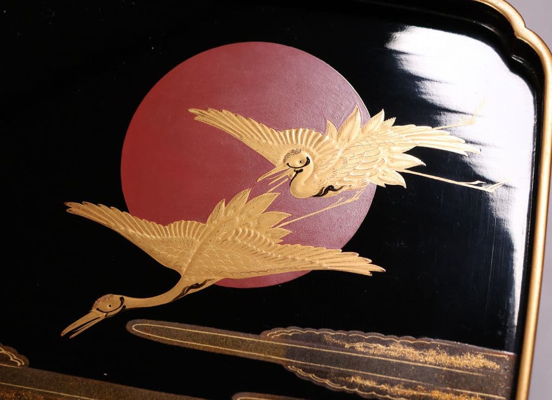 古い木製漆器 鶴図 金蒔絵 朱塗三ッ盃 盃台 天然木 日の出 杯 【MA619】