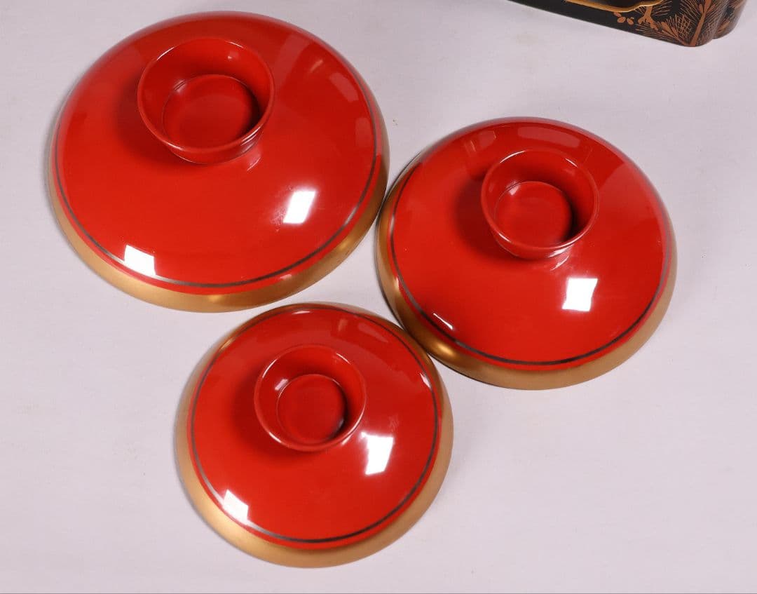 古い木製漆器 鶴図 金蒔絵 朱塗三ッ盃 盃台 天然木 日の出 杯 【MA619】