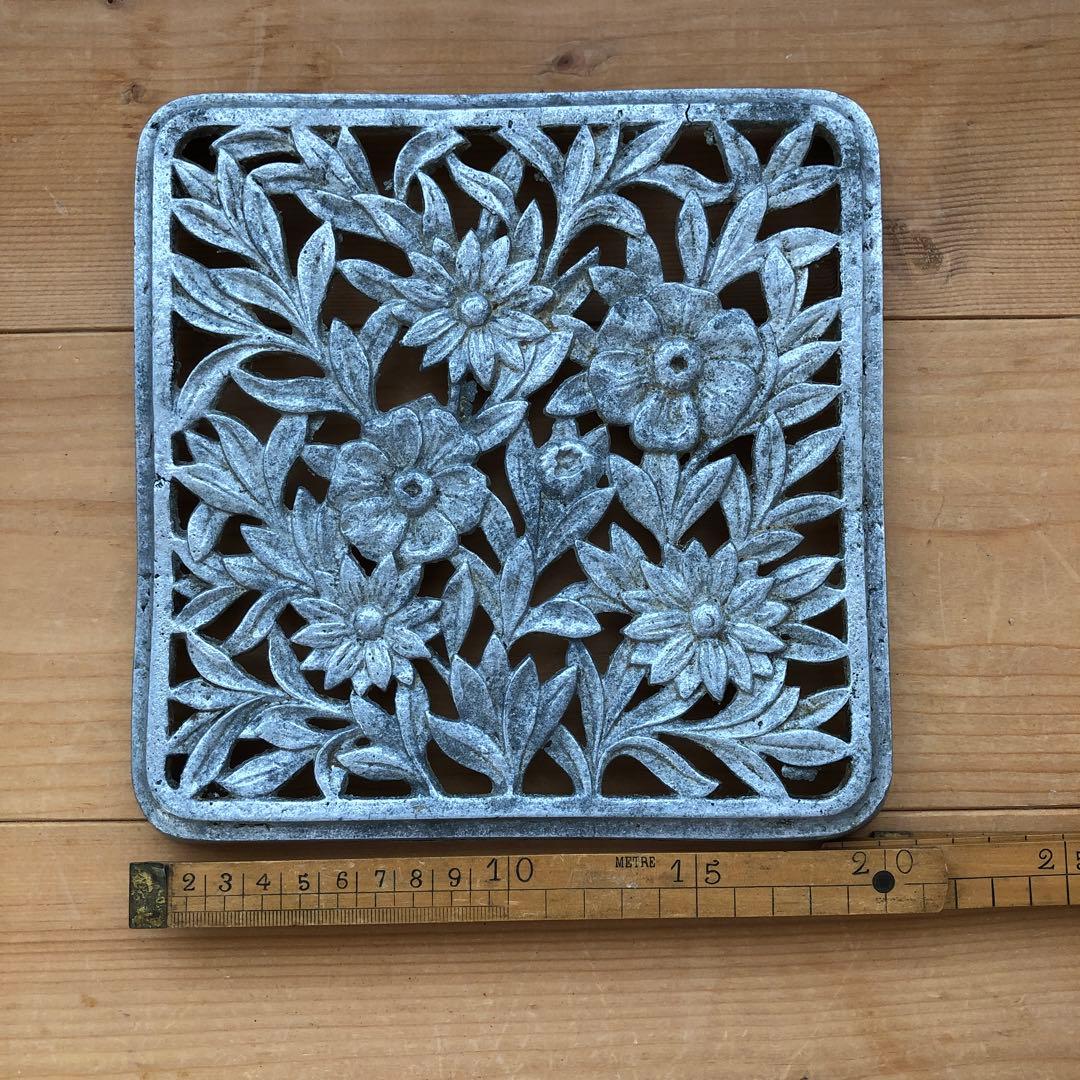 花のレリーフが美しい古い鍋敷き トリベット アンティーク フランス no