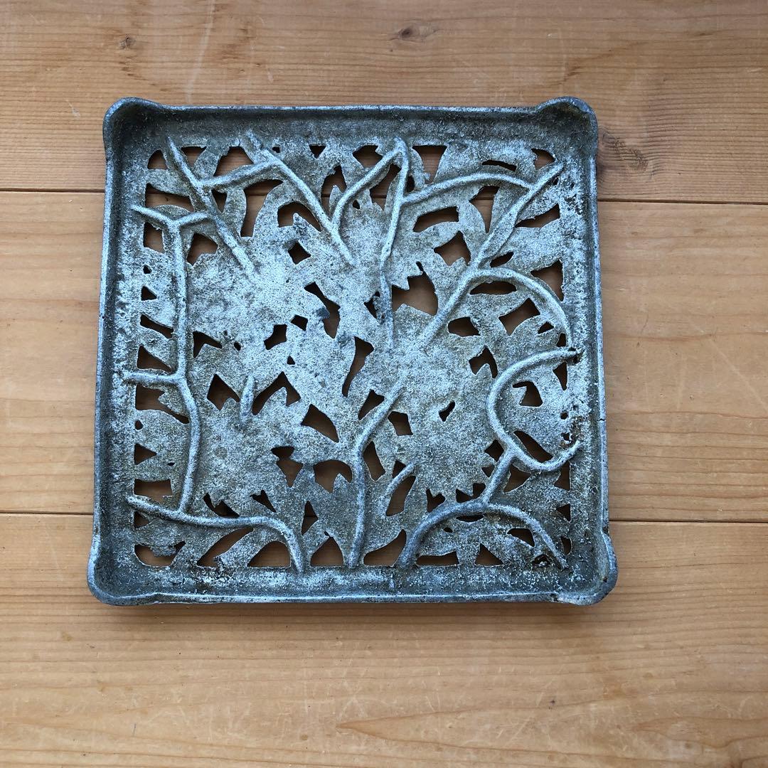 花のレリーフが美しい古い鍋敷き トリベット アンティーク フランス no.288