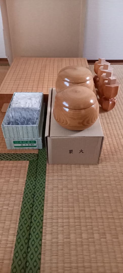 新カヤ3寸碁盤(足付)と栗大碁笥と実用28号碁石(蛤と那智黒)のセットであります