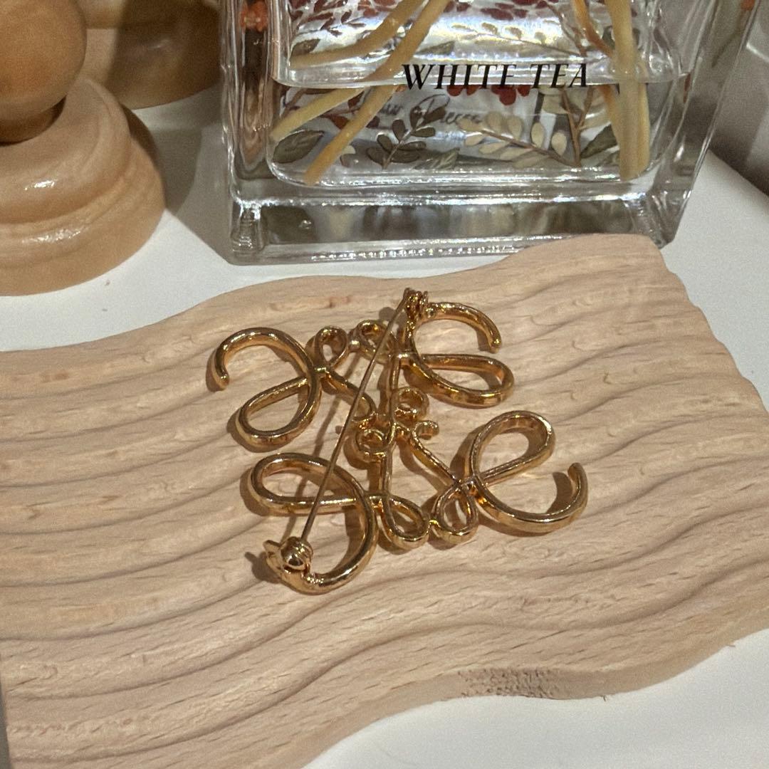 アナグラムブローチ LOEWE ロエベ ゴールド - メルカリ