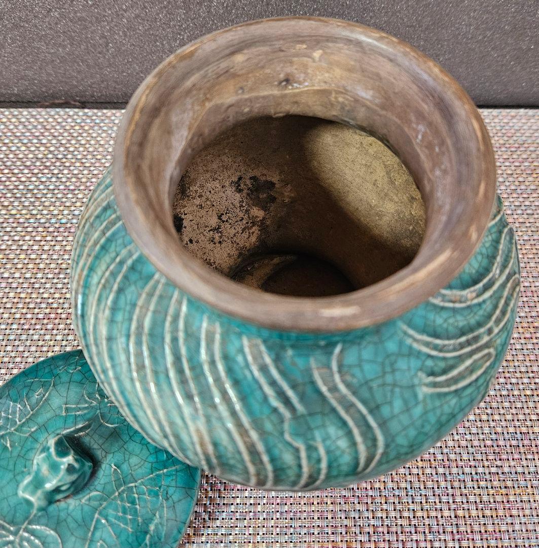 17世紀頃　中国南方系　東南アジア古陶磁　 青釉　浮彫　魚藻図　獣摘み蓋　瓶　壺