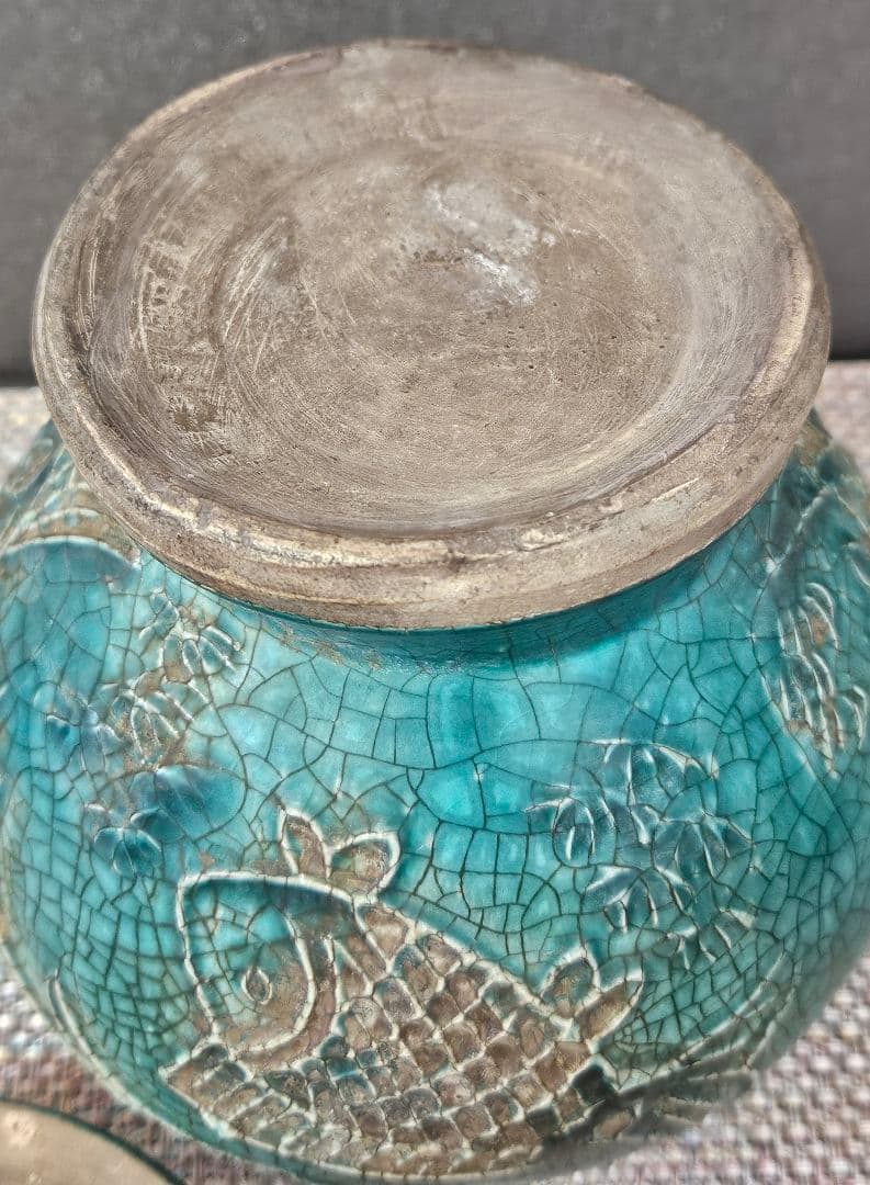 17世紀頃　中国南方系　東南アジア古陶磁　 青釉　浮彫　魚藻図　獣摘み蓋　瓶　壺