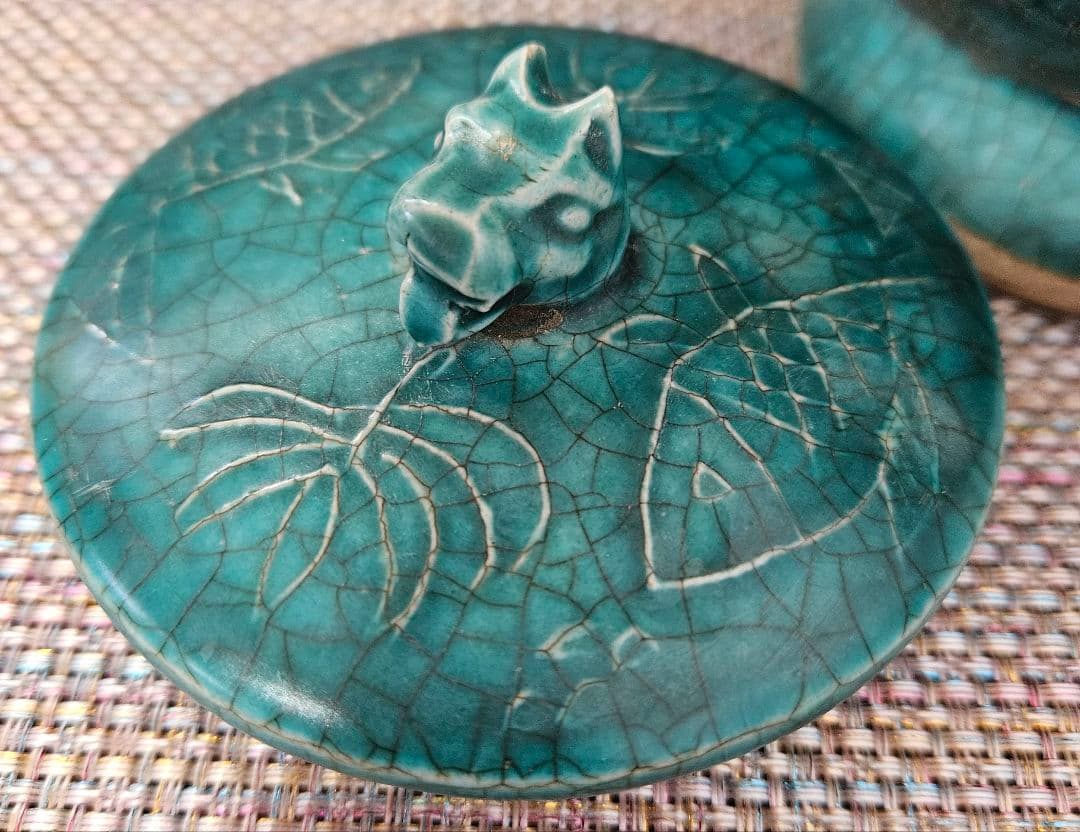 17世紀頃　中国南方系　東南アジア古陶磁　 青釉　浮彫　魚藻図　獣摘み蓋　瓶　壺