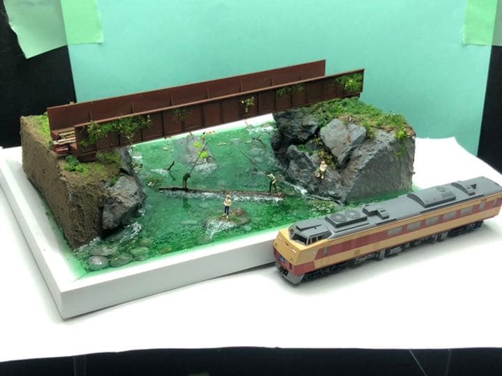 渓流の渓谷と釣り人と泳ぐ子ども達 ジオラマ