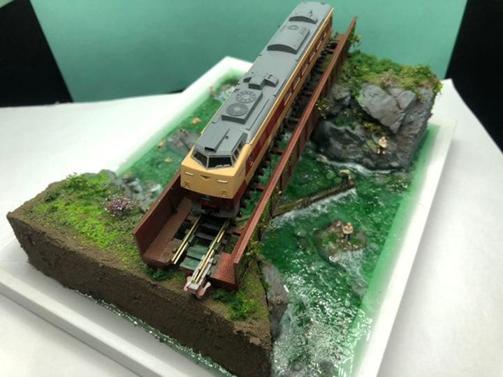 渓流の渓谷と釣り人と泳ぐ子ども達 ジオラマ