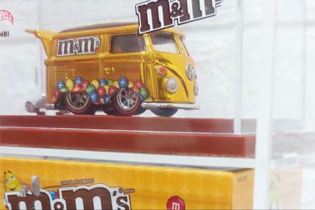 ミニカー Hot Wheels M&M's Volkswagen Kool Kombi
