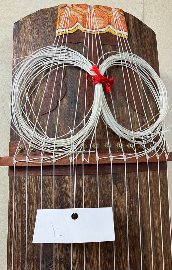 お琴です。13弦 並甲、すだれ彫り 箏曲部での自宅練習用