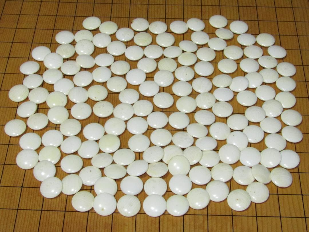 【古い新榧製　碁盤・碁笥・蛤・那智黒　白石・１５０個　黒石・１８０個】囲碁