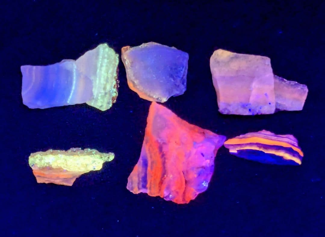 北海道産 蛍光オパール 観察キット：原石＋本「光る石 北海道石」＋紫外LED 北海道産 蛍光オパール 観察キット：原石＋本「光る石 北海道石」＋