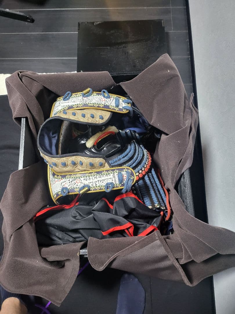 伝統的な青と黒の等身大日本甲冑（鎧立て無し）