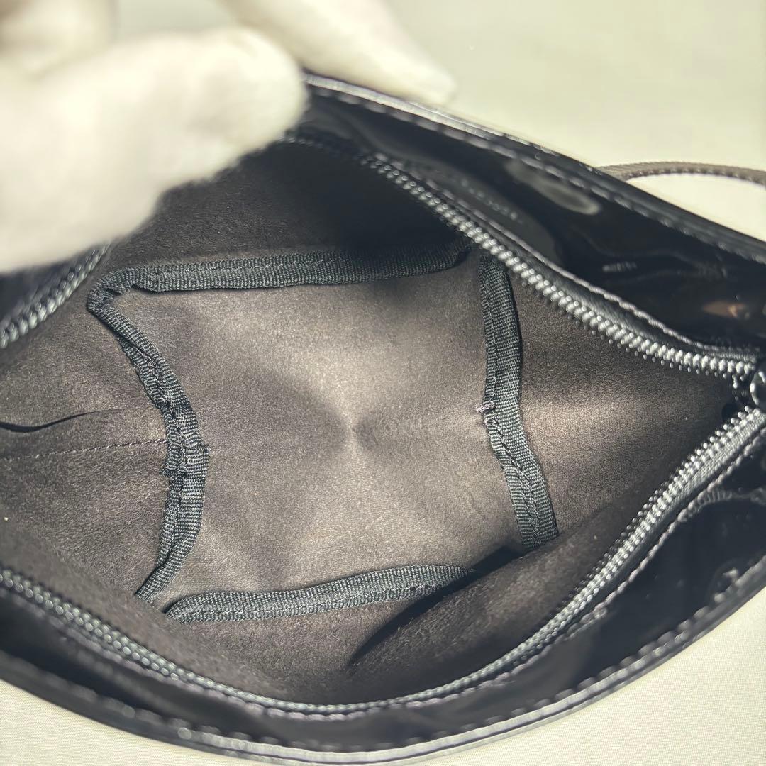 エルベシャプリエ ショルダーバッグ 斜め掛け 舟形 ヴェルニ エナメル ブラック