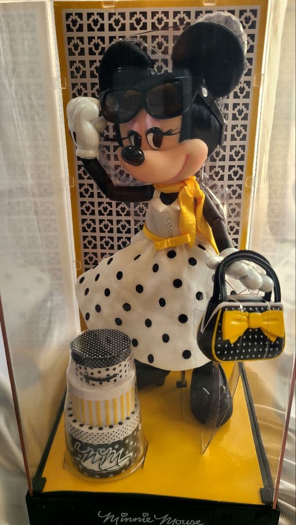 ミニーマウスシグネイチャードール Minnie Mouse Signature