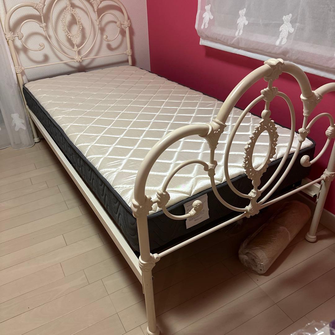 12月6日までお値下げ中　ローラアシュレイ　シングル　ベッドフレーム