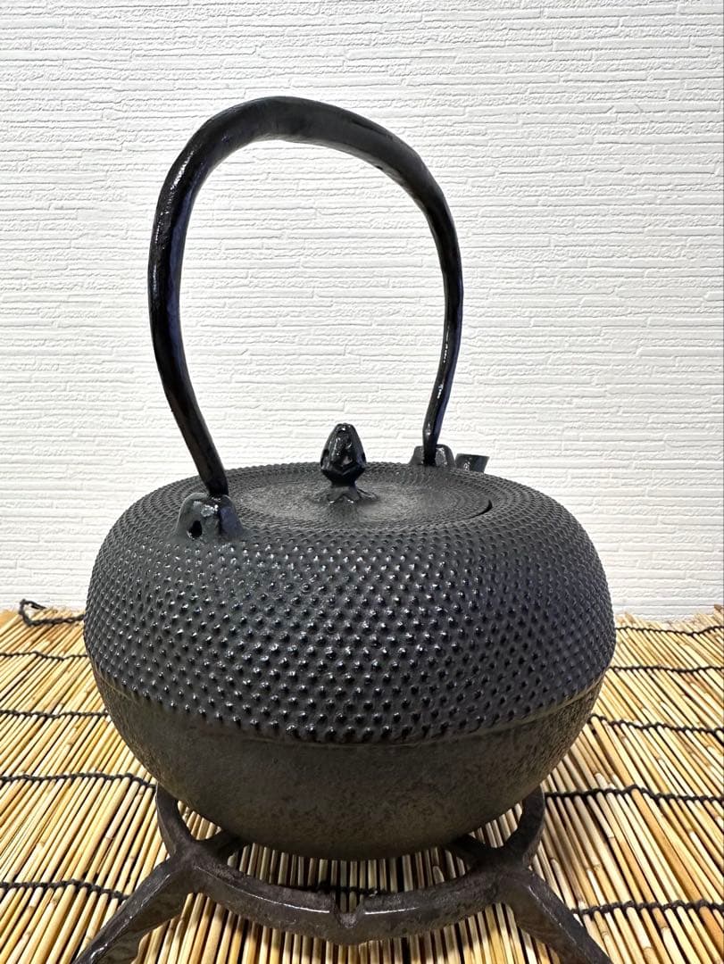 未使用品、供箱等付属品付　南部三厳堂造１５型アラレ　南部鉄瓶　南部鉄器　調理器具