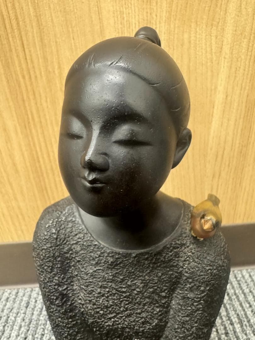 高岡銅器 彫刻家 板保次 (号 清峯）『おすまし』ブロンズ像