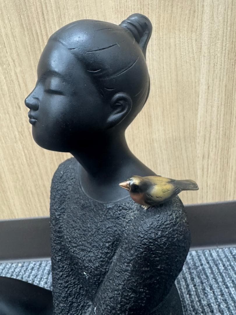 高岡銅器 彫刻家 板保次 (号 清峯）『おすまし』ブロンズ像