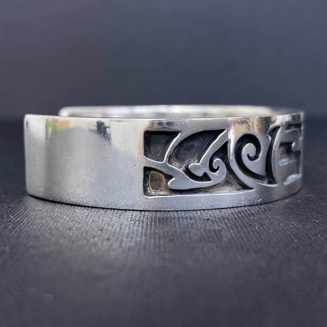 BIG HAND シルバー ネイティブ オーバーレイ スタンプワーク バングル