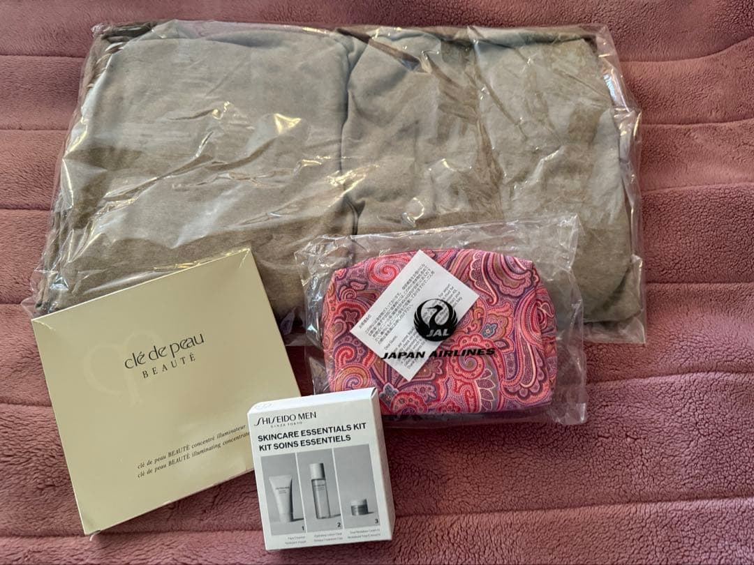 JAL国際線ファーストクラス詰め合わせ(ウェア２、ポーチ１、スキンケア２） JAL国際線ファーストクラス詰め合わせ(ウェア2、ポーチ1、スキンケア