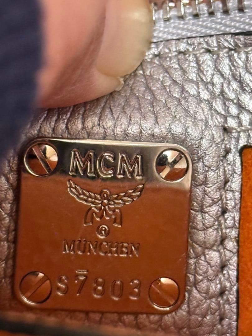 MCM シルバー レザーショルダーバッグ
