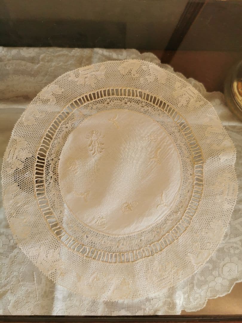 アンティーク 蛍 白鳥 手刺繍リネンドイリー ポワンドパリ 淡い